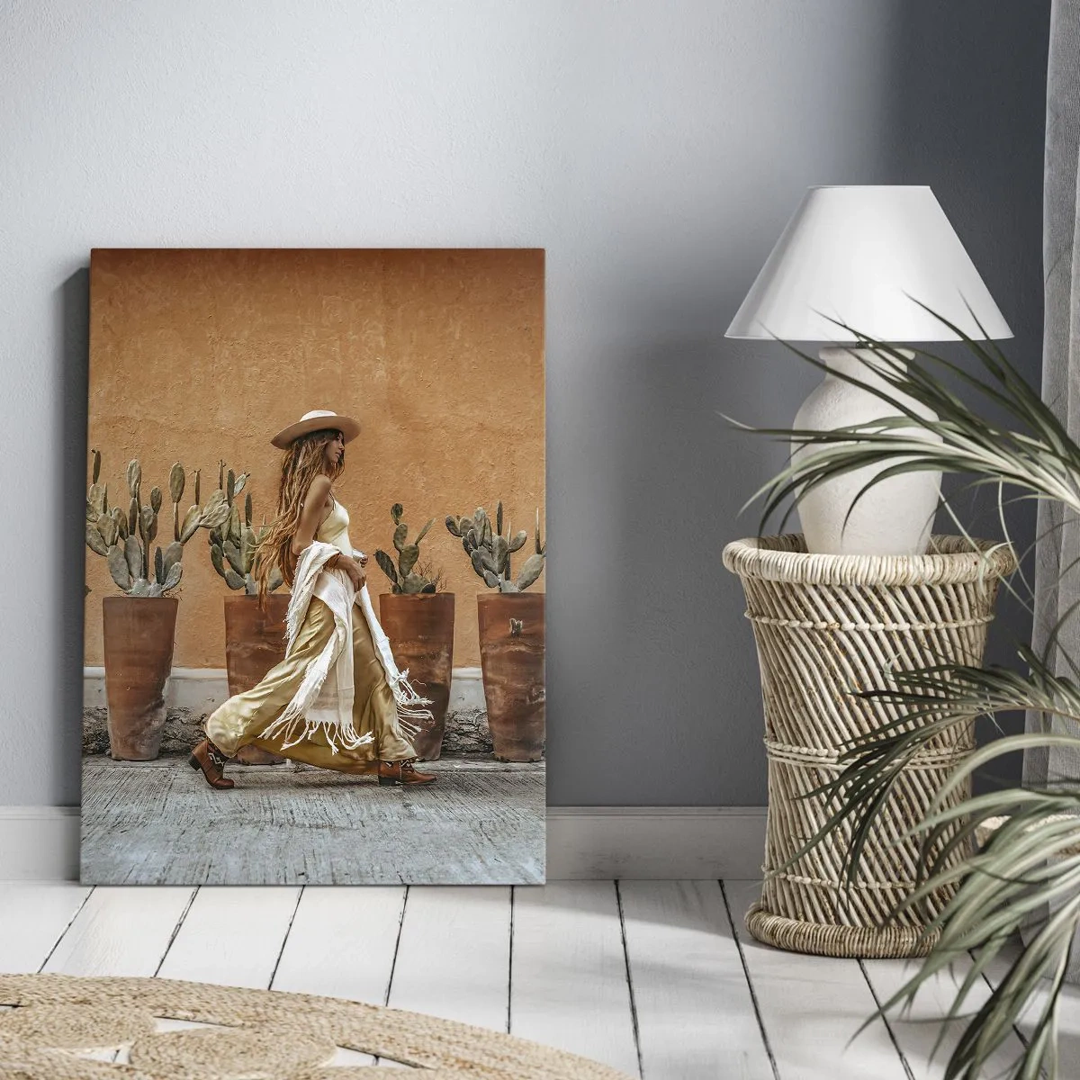 Cuadro sobre lienzo - Impresión de Imagen - Una mujer en estilo boho con macetas de cactus al fondo. - 80x120cm - Estilo hippie - Decoración de pared moderna para salón y dormitorio ARTTOR
