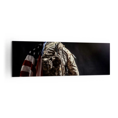Cuadro sobre lienzo - Impresión de Imagen - Un soldado uniformado con una bandera sobre un fondo oscuro. - 160x50cm - Por eso lucho - Decoración de pared moderna para salón y dormitorio ARTTOR