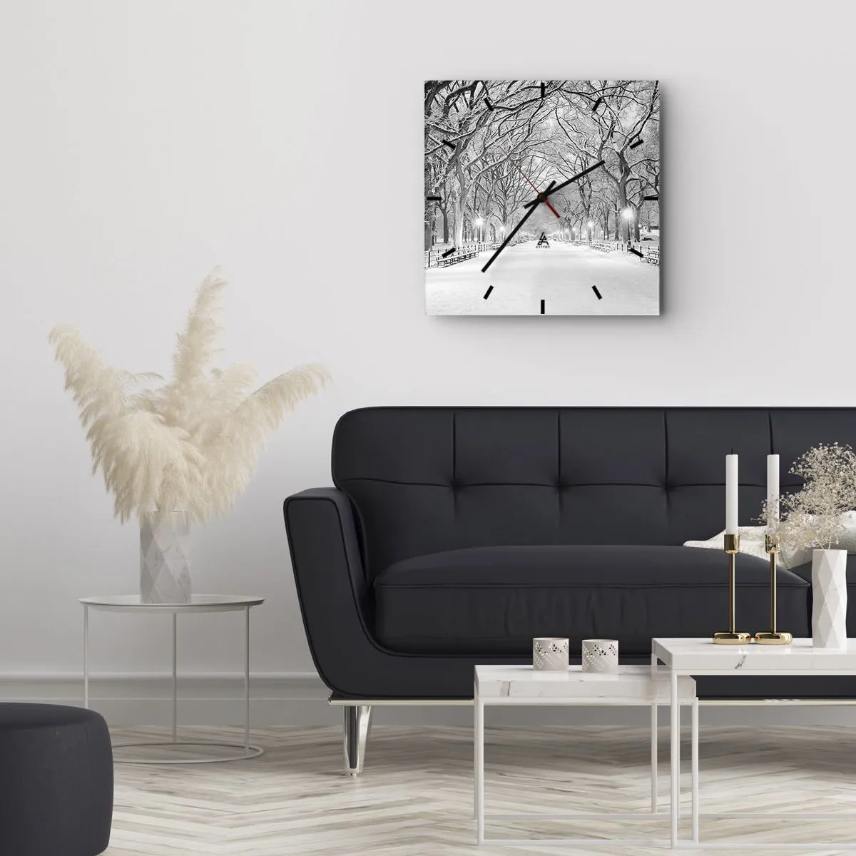 Reloj de pared - Reloj de vidrio - Un callejón invernal con árboles cubiertos de nieve en monocromo. - 30x30cm - Cuatro estaciones - invierno - Decoración de pared moderna para salón y dormitorio ARTTOR