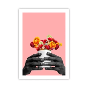 Póster - Manos negras sosteniendo un ramo de flores sobre un fondo rosa - 50x70cm - La apoteosis de la vida - Decoración de pared moderna para salón y dormitorio ARTTOR