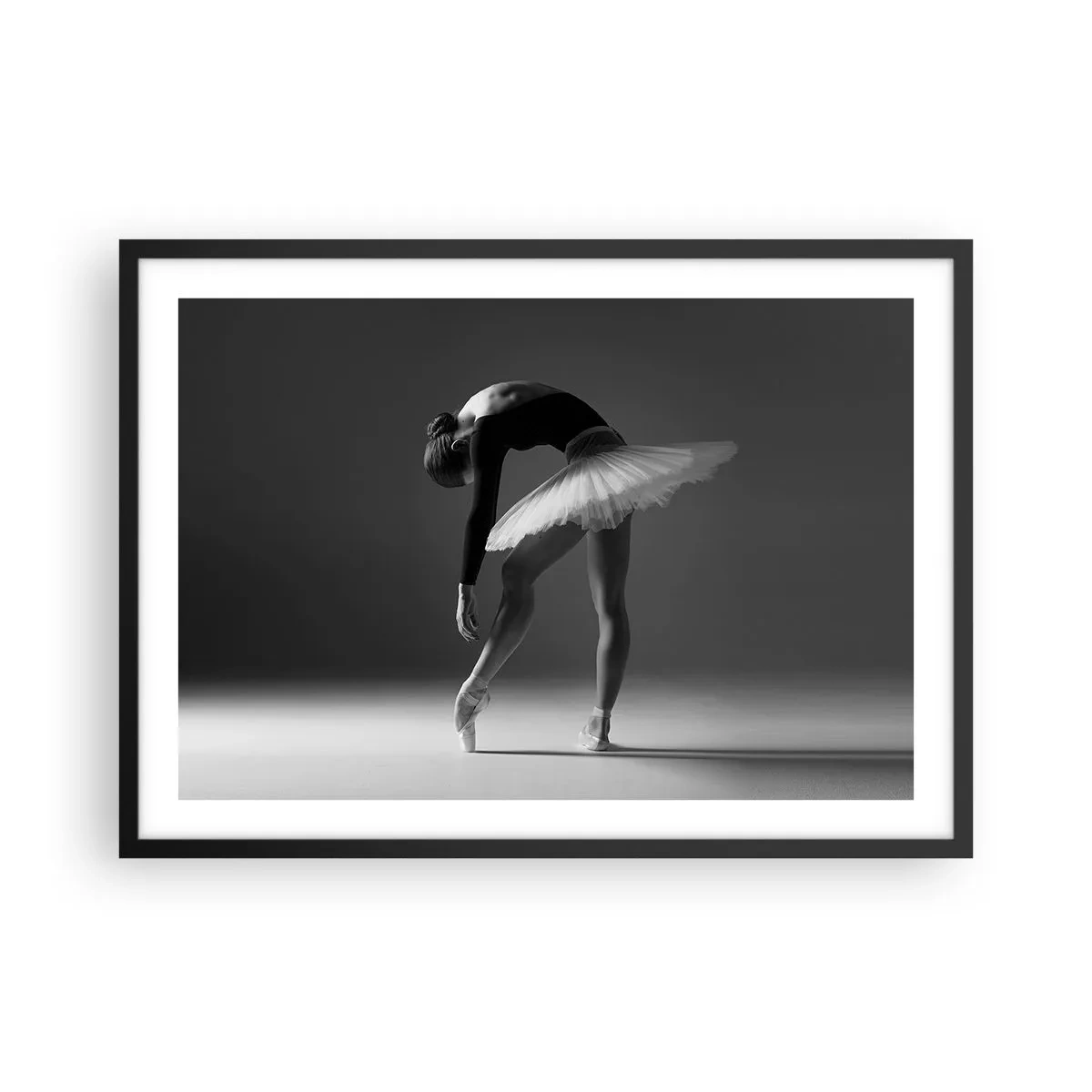Póster en marco negro - Una bailarina en una pose elegante sobre un fondo blanco y negro. - 70x50cm - Bella bailarina - Decoración de pared moderna para salón y dormitorio ARTTOR