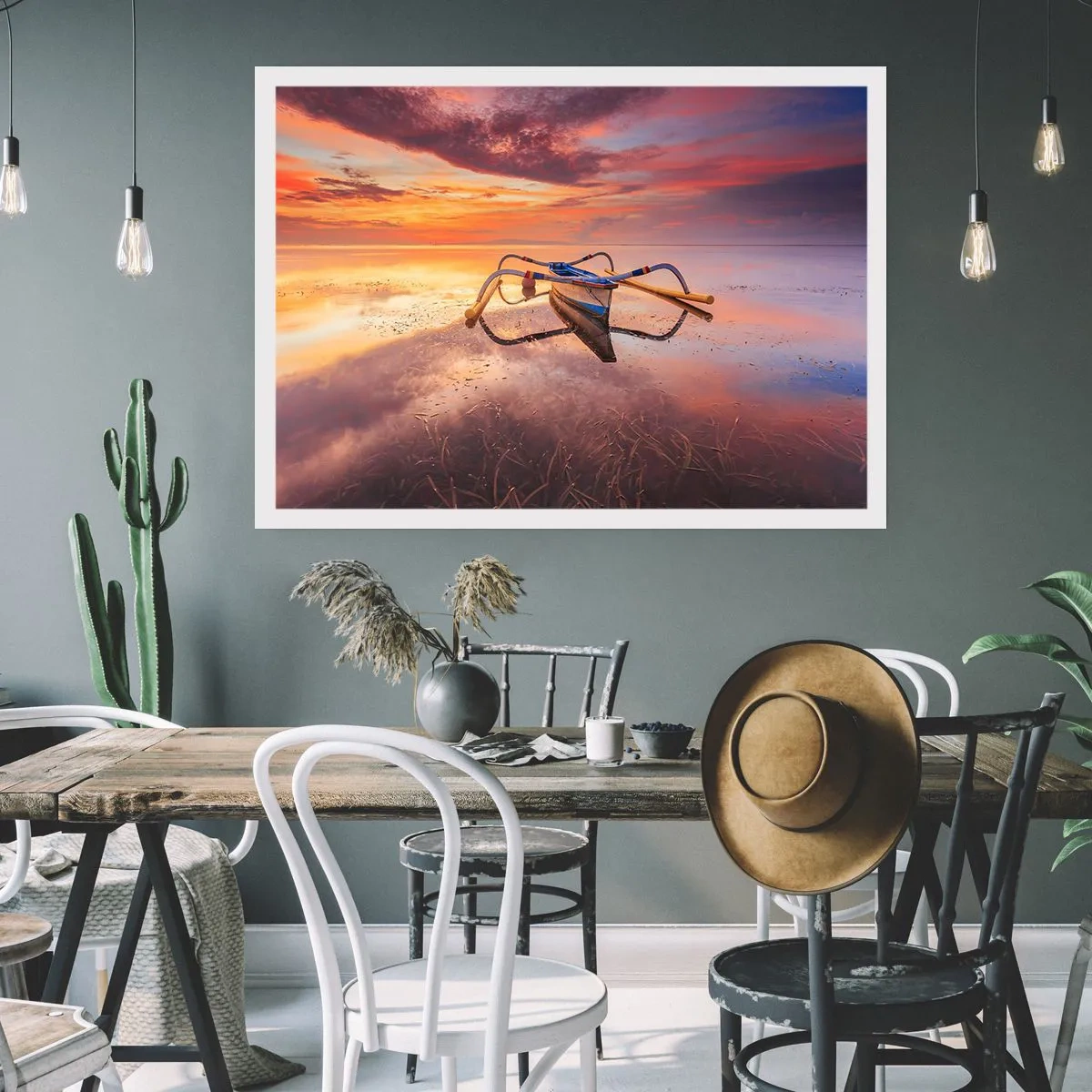 Póster - Un barco en aguas tranquilas al atardecer. - 100x70cm - Calma de una tarde tropical - Decoración de pared moderna para salón y dormitorio ARTTOR