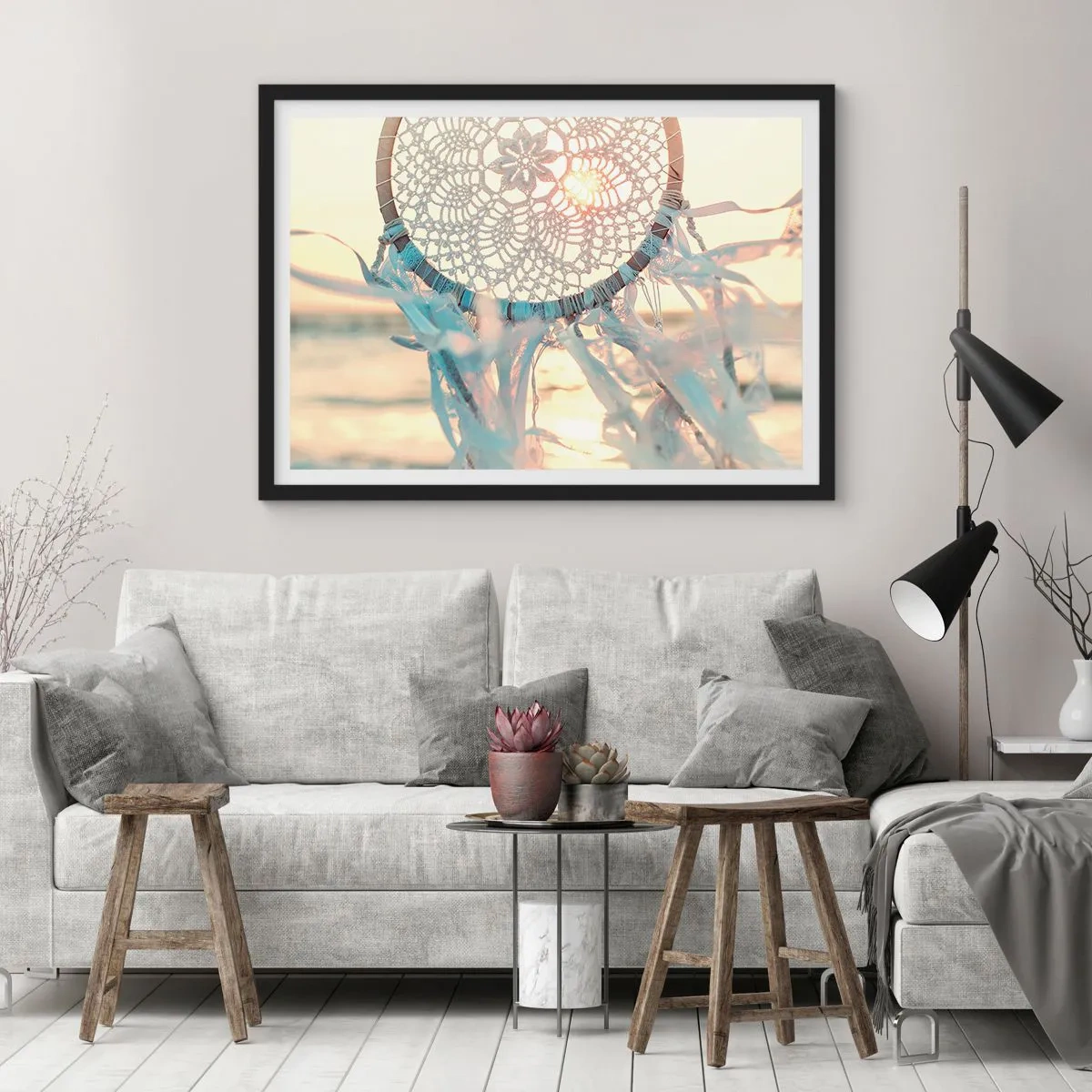 Póster en marco negro - Un delicado atrapasueños con el sol poniente como telón de fondo. - 70x50cm - Tótem sagrado - Decoración de pared moderna para salón y dormitorio ARTTOR