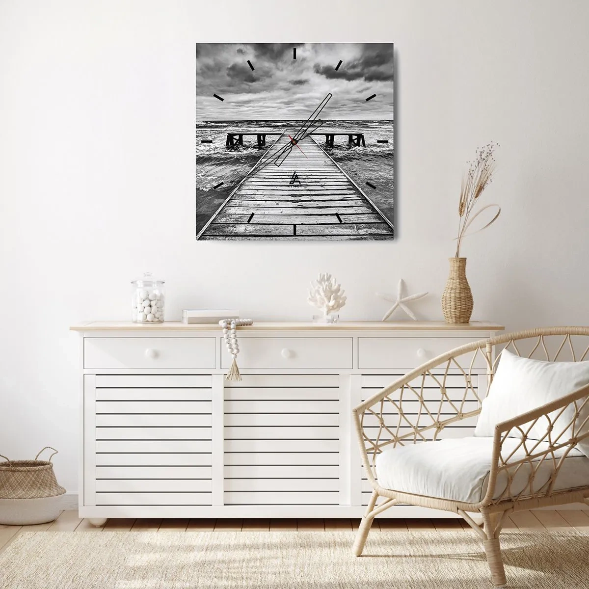 Reloj de pared - Reloj de vidrio - Una vista en blanco y negro de un embarcadero de madera sobre un mar tempestuoso. - 30x30cm - Estoy esperando que sople el viento... - Decoración de pared moderna para salón y dormitorio ARTTOR