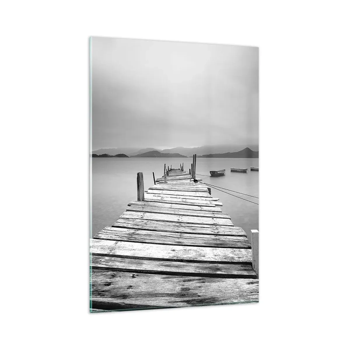 Cuadro sobre vidrio - Impresiones sobre Vidrio - Una vista en blanco y negro de un embarcadero de madera y un lago tranquilo. - 80x120cm - Más allá de las montañas, más allá de los mares - Decoración de pared moderna para salón y dormitorio ARTTOR