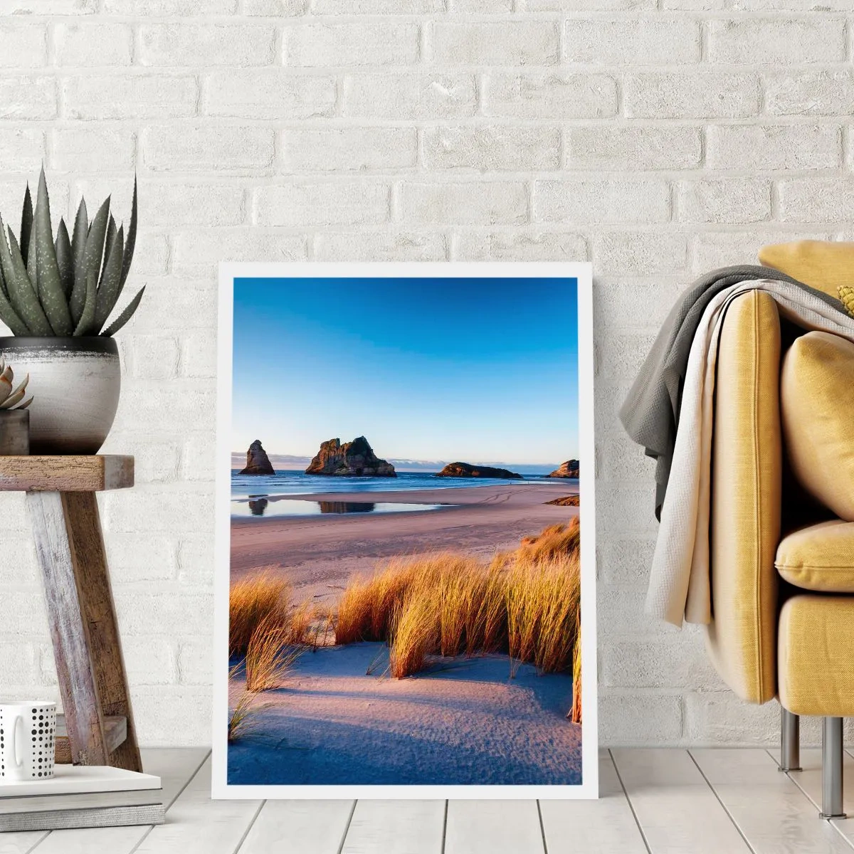 Póster - Una playa pintoresca con pastos y rocas con el océano en calma como telón de fondo. - 50x70cm - Para buscadores de tranquilidad - Decoración de pared moderna para salón y dormitorio ARTTOR