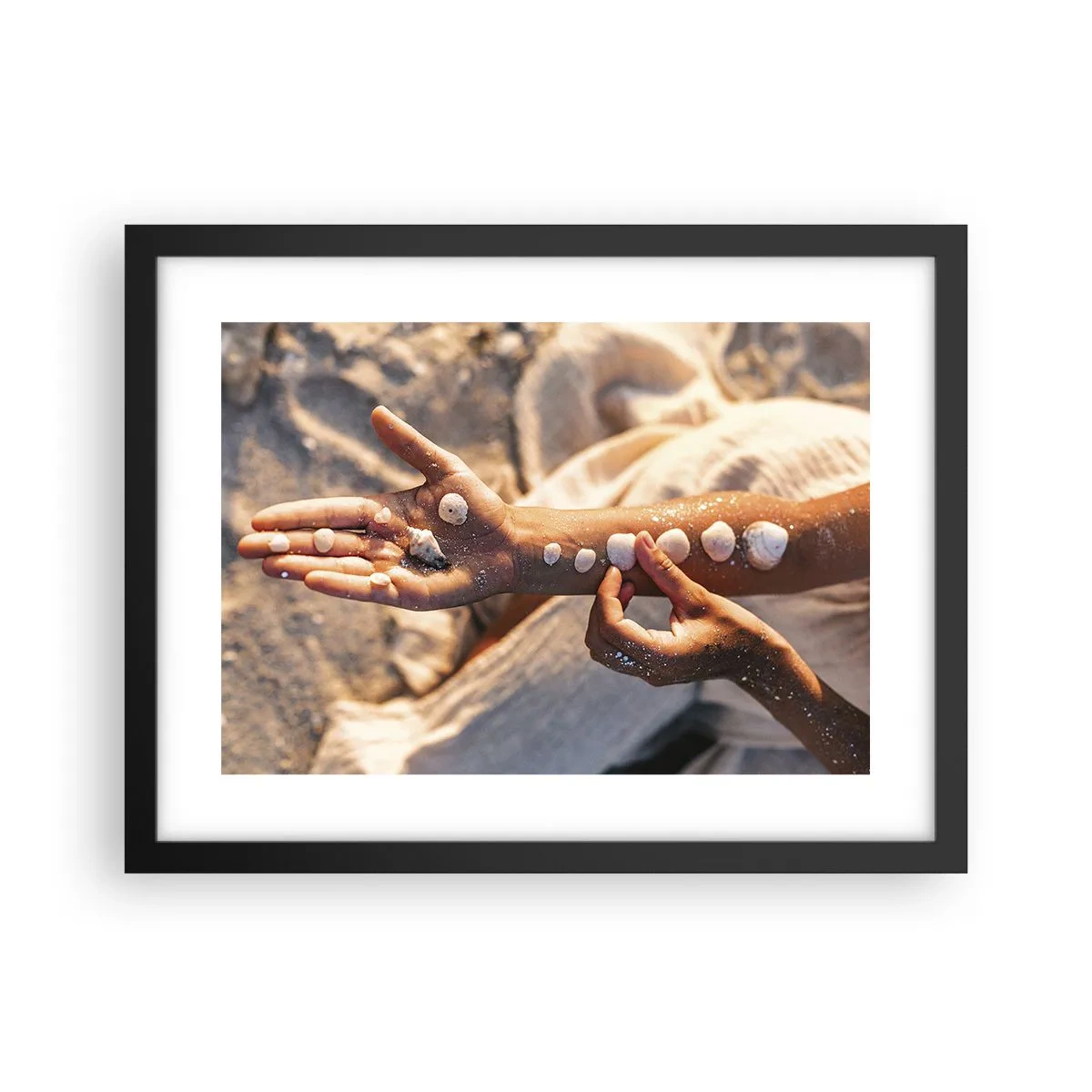 Póster en marco negro - La belleza al alcance de la mano - 40x30 cm