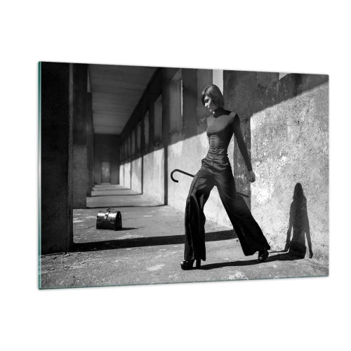 Cuadro sobre vidrio - Impresiones sobre Vidrio - Fotografía en blanco y negro de una mujer con un atuendo elegante en un entorno urbano. - 120x80cm - Elegancia urbana - Decoración de pared moderna para salón y dormitorio ARTTOR