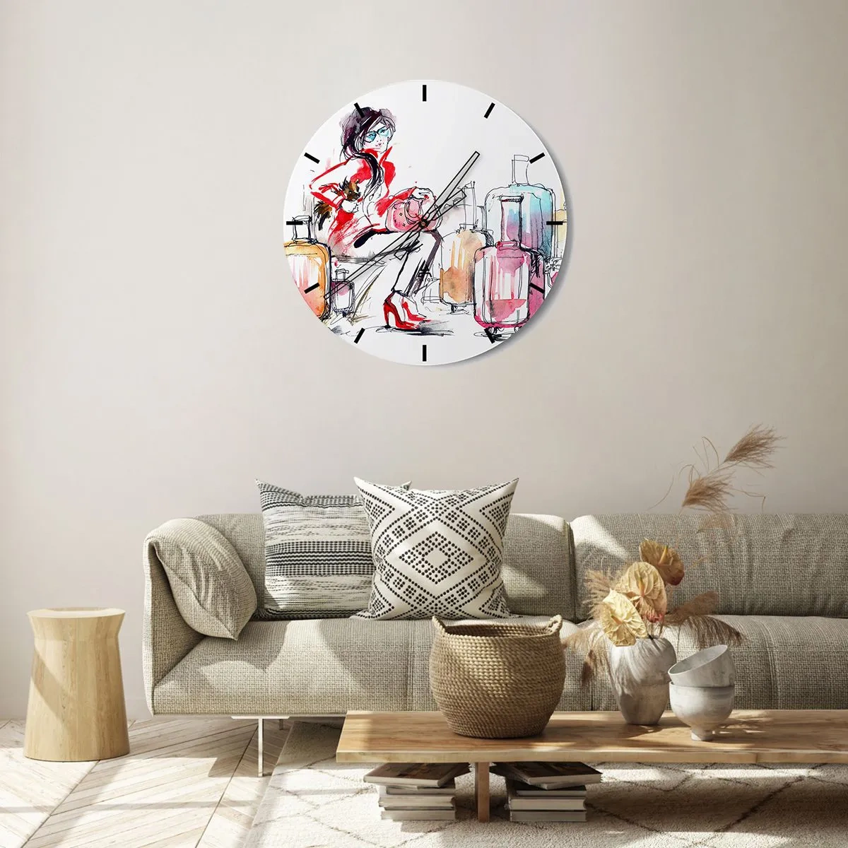 Reloj de pared - Reloj de vidrio - Una mujer con un abrigo rojo rodeada de maletas y accesorios de viaje. - 30x30cm - Sentémonos antes del viaje - Decoración de pared moderna para salón, cocina y dormitorio ARTTOR