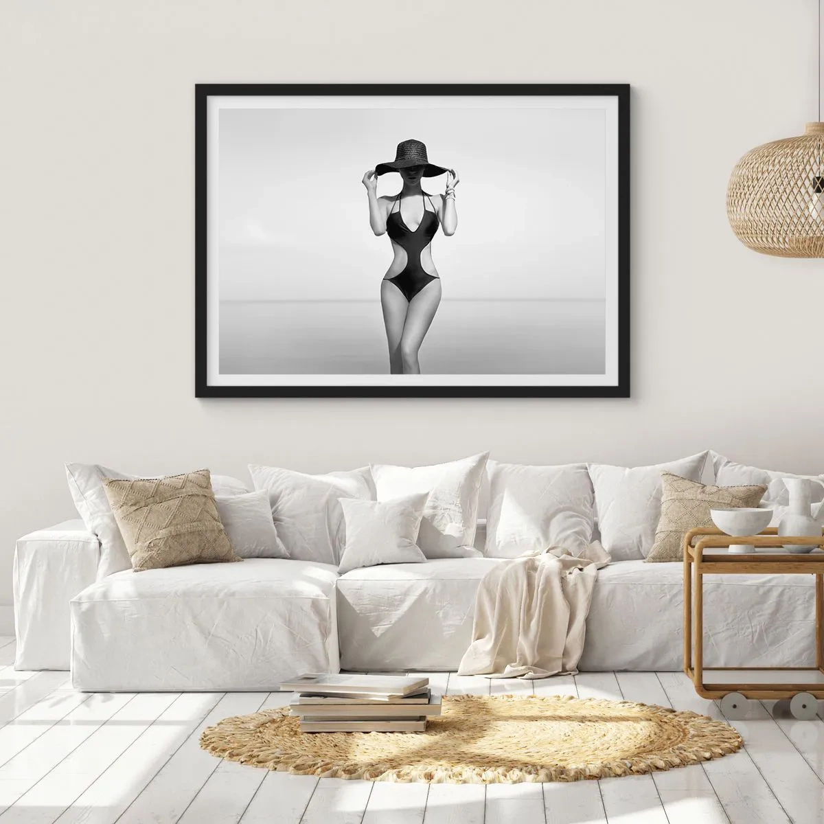 Póster en marco negro - Silueta en blanco y negro de una mujer con sombrero contra el fondo del mar. - 100x70cm - Mi nombre es Elegancia - Decoración de pared moderna para salón y dormitorio ARTTOR
