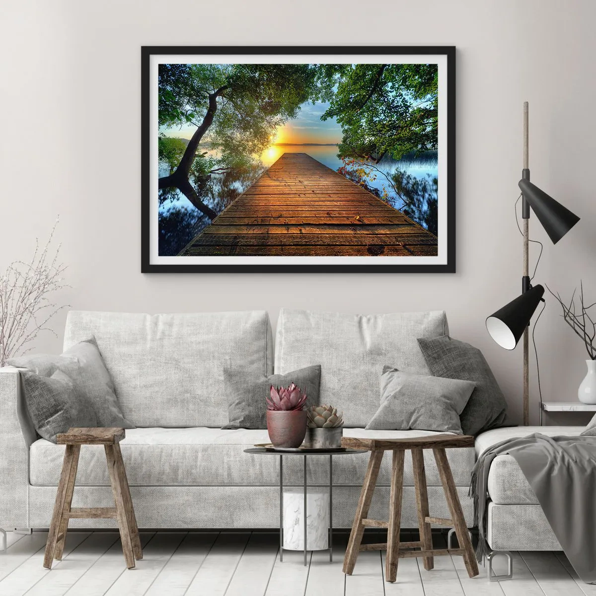 Póster en marco negro - Un muelle de madera rodeado de vegetación durante la puesta de sol. - 70x50cm - Tómate tu tiempo, siéntate - Decoración de pared moderna para salón y dormitorio ARTTOR