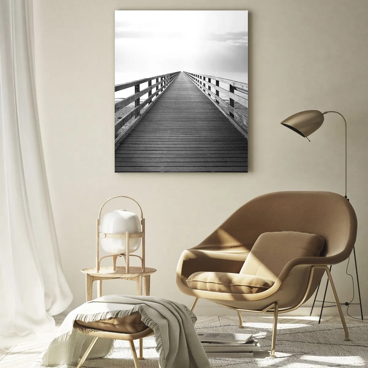 Cuadro sobre vidrio - Impresiones sobre Vidrio - Un puente de madera que conduce hacia el horizonte en blanco y negro. - 50x70cm - En la distancia... - Decoración de pared moderna para salón y dormitorio ARTTOR
