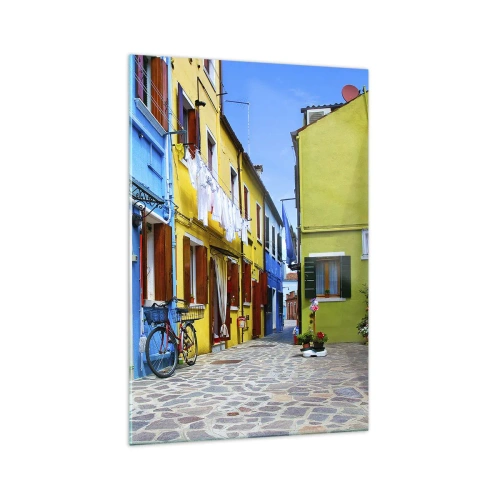 Cuadro sobre vidrio - Impresiones sobre Vidrio - Una calle colorida con bicicletas entre edificios de color pastel. - 70x100cm - Callejón dulce de color pastel - Decoración de pared moderna para salón y dormitorio ARTTOR