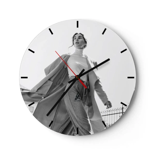 Reloj de pared - Reloj de vidrio - Una mujer elegante en movimiento con la arquitectura urbana como telón de fondo. - 30x30cm - ¿Vienes conmigo? - Decoración de pared moderna para salón, cocina y dormitorio ARTTOR