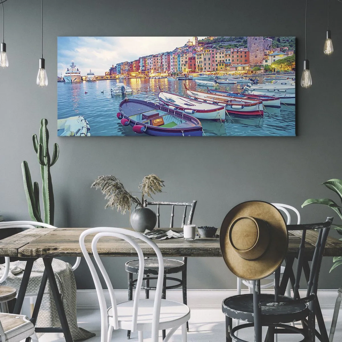 Cuadro sobre lienzo - Impresión de Imagen - Un colorido pueblo costero con barcos en el puerto. - 140x50cm - Una noche colorida en el puerto - Decoración de pared moderna para salón y dormitorio ARTTOR