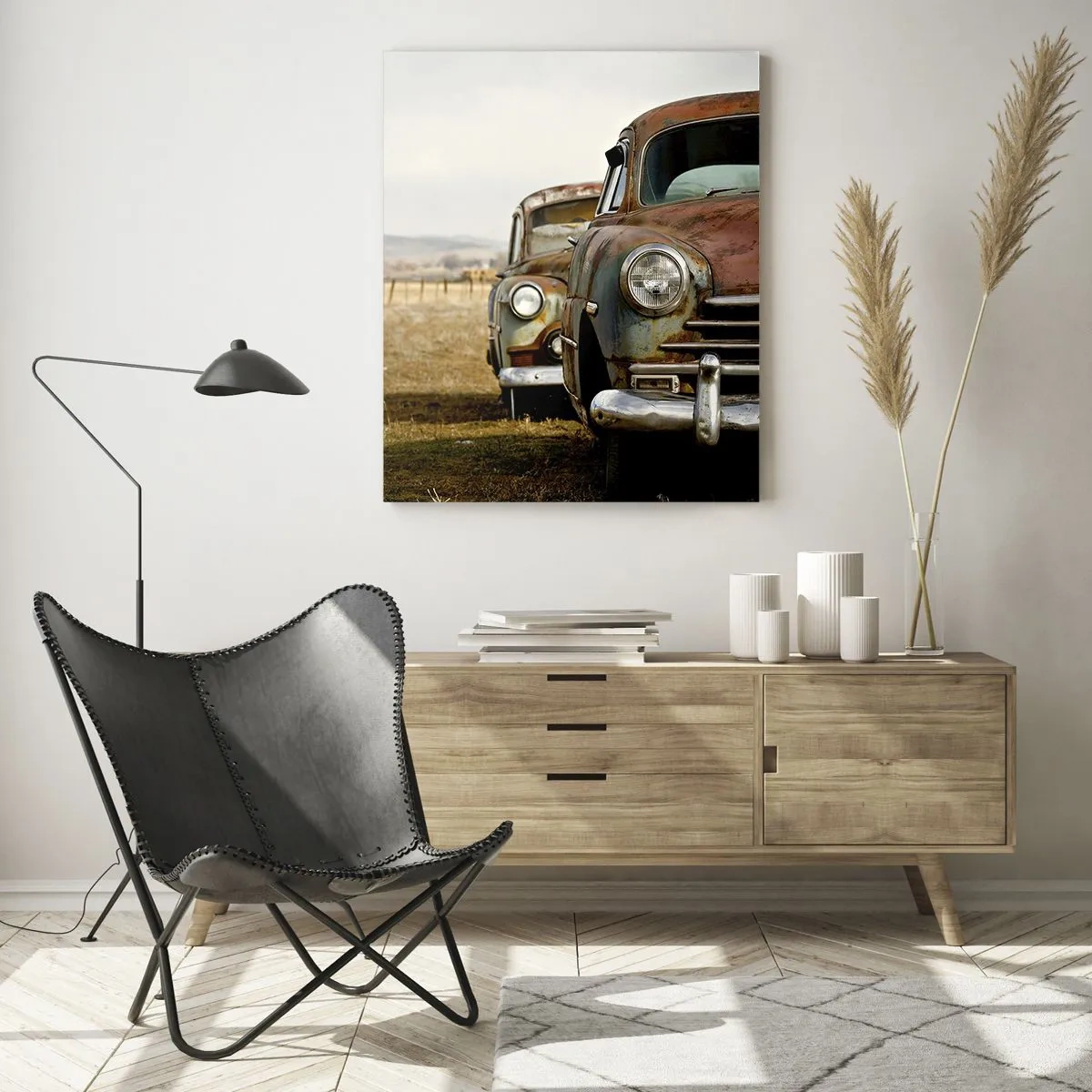 Cuadro sobre vidrio - Impresiones sobre Vidrio - Dos coches viejos en un camino de tierra junto a una valla de madera. - 80x120cm - Un merecido descanso - Decoración de pared moderna para salón y dormitorio ARTTOR
