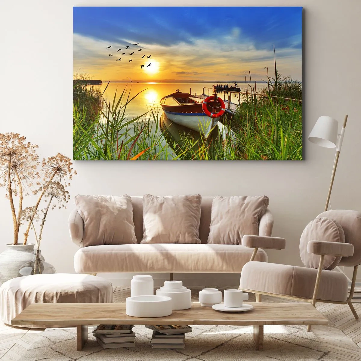 Cuadro sobre lienzo - Impresión de Imagen - Un barco en la orilla de un lago al atardecer. - 70x50cm - Los cormoranes están volando - Decoración de pared moderna para salón y dormitorio ARTTOR