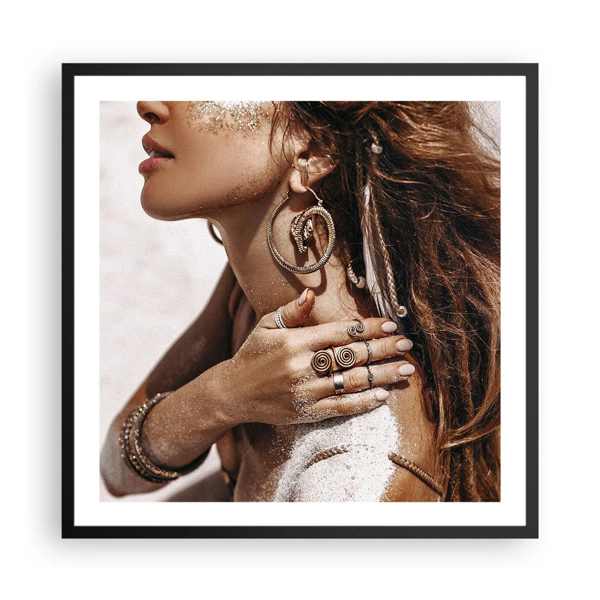 Póster en marco negro - Reina de la playa salvaje - 60x60 cm