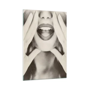 Cuadro sobre vidrio - Impresiones sobre Vidrio - Retrato en blanco y negro de una mujer con labios y manos expresivos. - 80x120cm - ¡Ya estoy en camino! - Decoración de pared moderna para salón y dormitorio ARTTOR