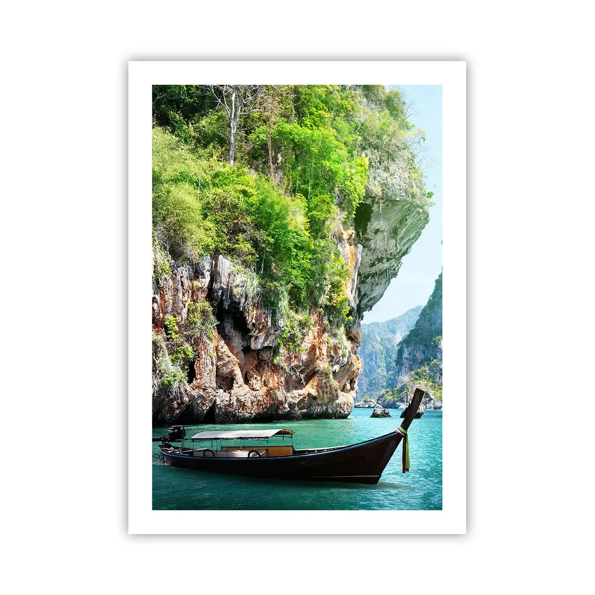 Póster - Un barco tradicional con el telón de fondo de pintorescas rocas y vegetación. - 50x70cm - Una invitación a un viaje exótico - Decoración de pared moderna para salón y dormitorio ARTTOR