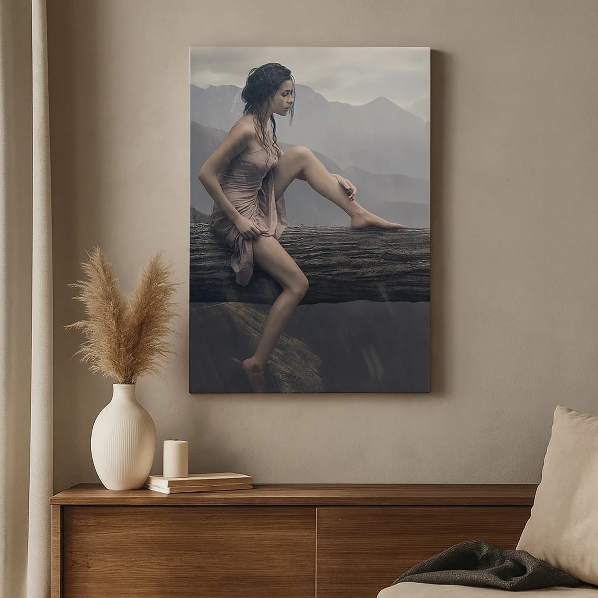 Cuadro sobre lienzo - Impresión de Imagen - Una mujer y un gato en el tronco de un árbol bajo la lluvia con vistas a las montañas. - 50x70cm - Picos de belleza - Decoración de pared moderna para salón y dormitorio ARTTOR