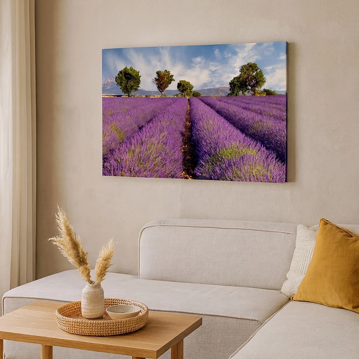 Cuadro sobre lienzo - Impresión de Imagen - Un campo de lavanda con árboles con el telón de fondo de montañas y cielo. - 70x50cm - Campos de lavanda - Decoración de pared moderna para salón y dormitorio ARTTOR