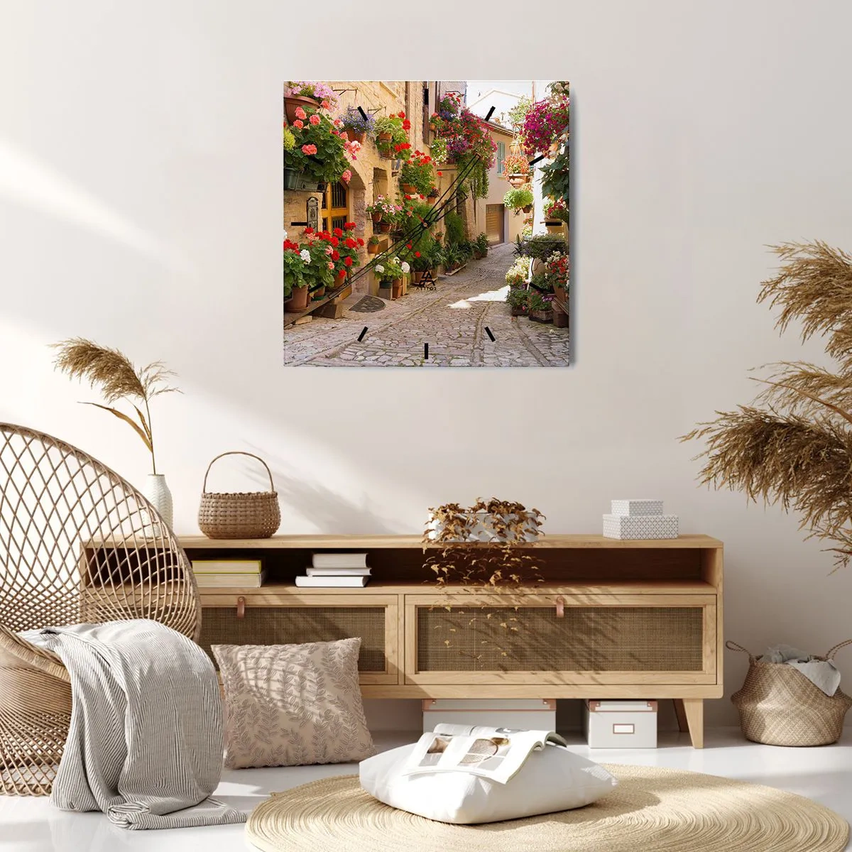 Reloj de pared - Reloj de vidrio - Una calle con flores en macetas y muros de piedra. - 30x30cm - En un torrente de flores - Decoración de pared moderna para salón y dormitorio ARTTOR