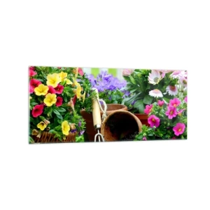 Cuadro sobre vidrio - Impresiones sobre Vidrio - Flores de colores en macetas con herramientas de jardinería sobre la mesa. - 120x50cm - El jardín de Sofía - Decoración de pared moderna para salón y dormitorio ARTTOR