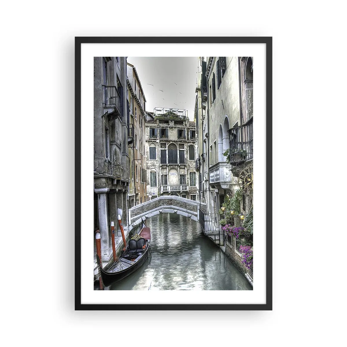 Póster en marco negro - Un canal en Venecia con una góndola y un puente al fondo. - 50x70cm - Durante siglos, un sueño - Decoración de pared moderna para salón y dormitorio ARTTOR