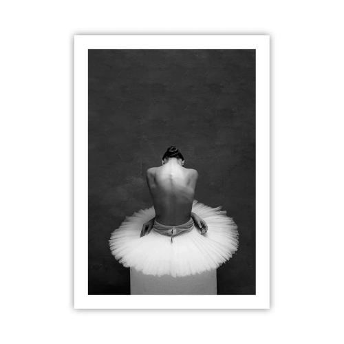 Póster - Retrato en blanco y negro de una bailarina sentada en una plataforma. - 50x70cm - Rodeada de pétalos - Decoración de pared moderna para salón y dormitorio ARTTOR