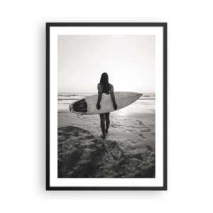 Póster en marco negro - Mujer con una tabla de surf en la playa al atardecer - 50x70cm - Hija de las olas marinas - Decoración de pared moderna para salón y dormitorio ARTTOR