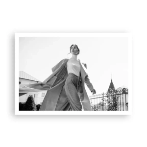 Póster - Mujer elegante con abrigo frente a un fondo arquitectónico en blanco y negro - 100x70cm - ¿Vienes conmigo? - Decoración de pared moderna para salón y dormitorio ARTTOR