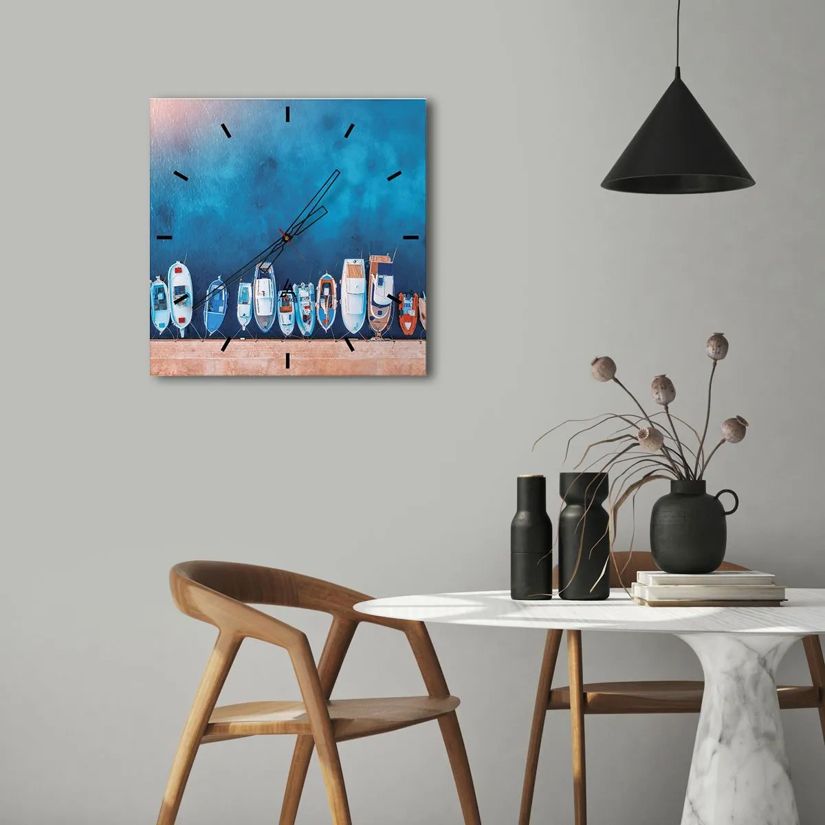 Reloj de pared - Reloj de vidrio - Barcos amarrados en la orilla contra el agua azul. - 30x30cm - En fila y a la espera - Decoración de pared moderna para salón y dormitorio ARTTOR