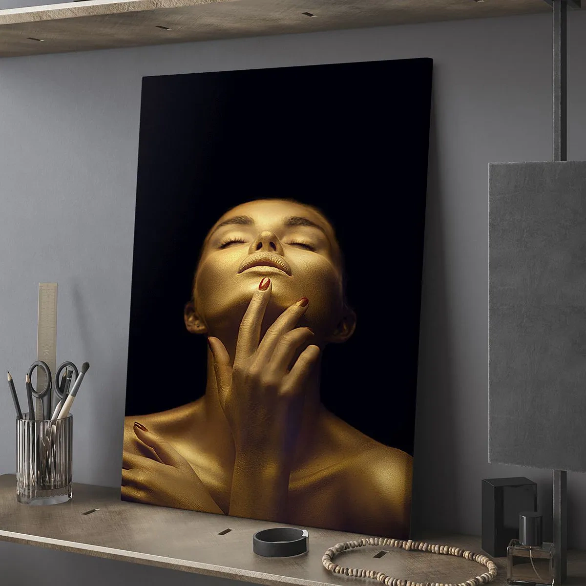 Cuadro sobre lienzo - Impresión de Imagen - Retrato de una mujer con un brillo dorado sobre un fondo negro. - 50x70cm - Como seda dorada - Decoración de pared moderna para salón y dormitorio ARTTOR