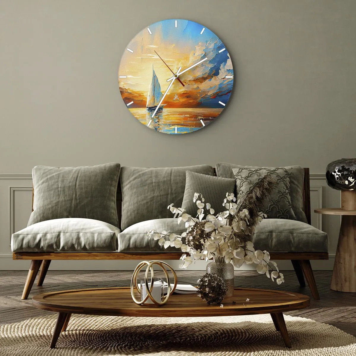 Reloj de pared - Reloj de vidrio - Un velero con el telón de fondo de una puesta de sol dorada sobre el agua. - 30x30cm - Navegando en oro - Decoración de pared moderna para salón, cocina y dormitorio ARTTOR