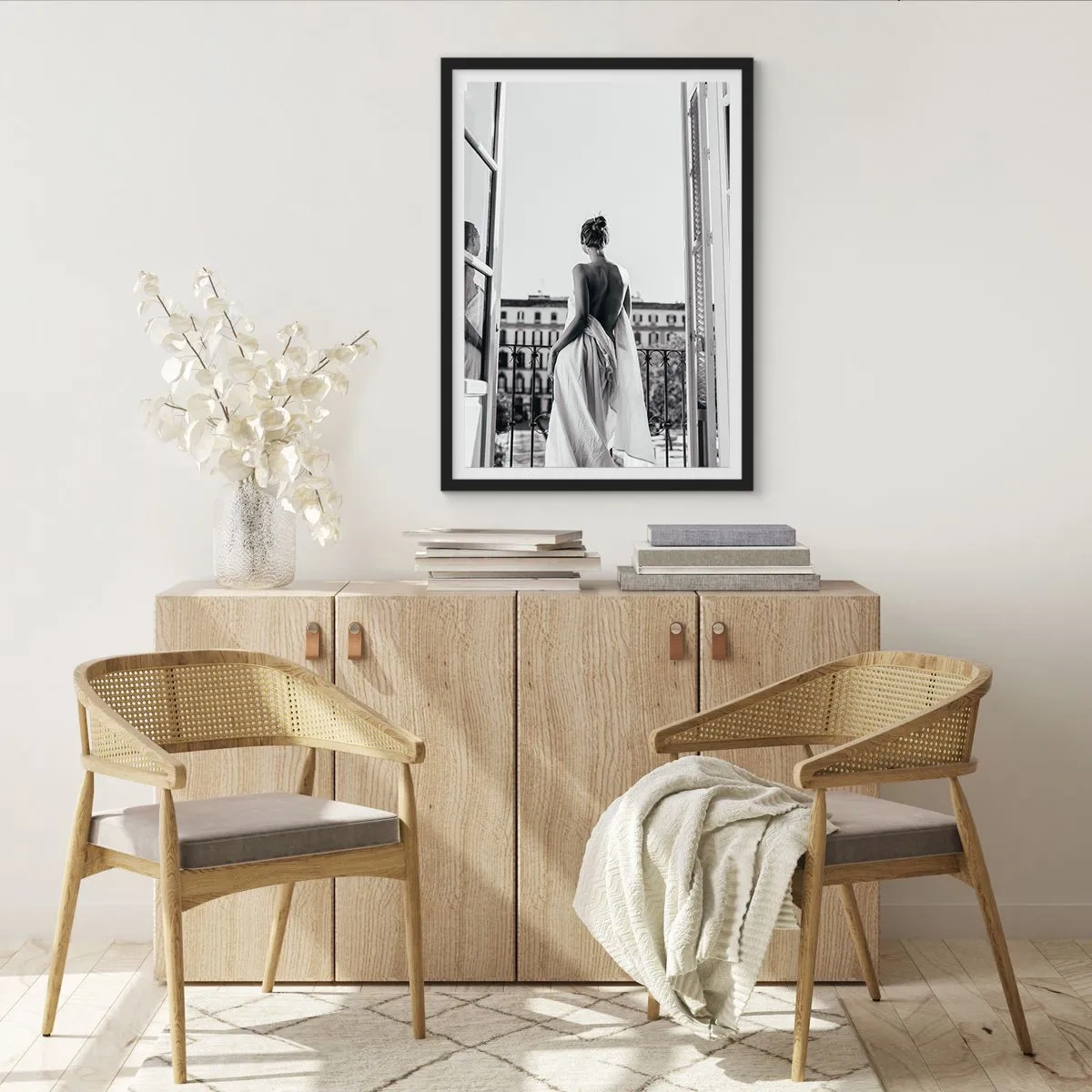 Póster en marco negro - Una mujer vestida de blanco en un balcón con vistas a la ciudad. - 50x70cm - Despertar de los sentidos - Decoración de pared moderna para salón y dormitorio ARTTOR