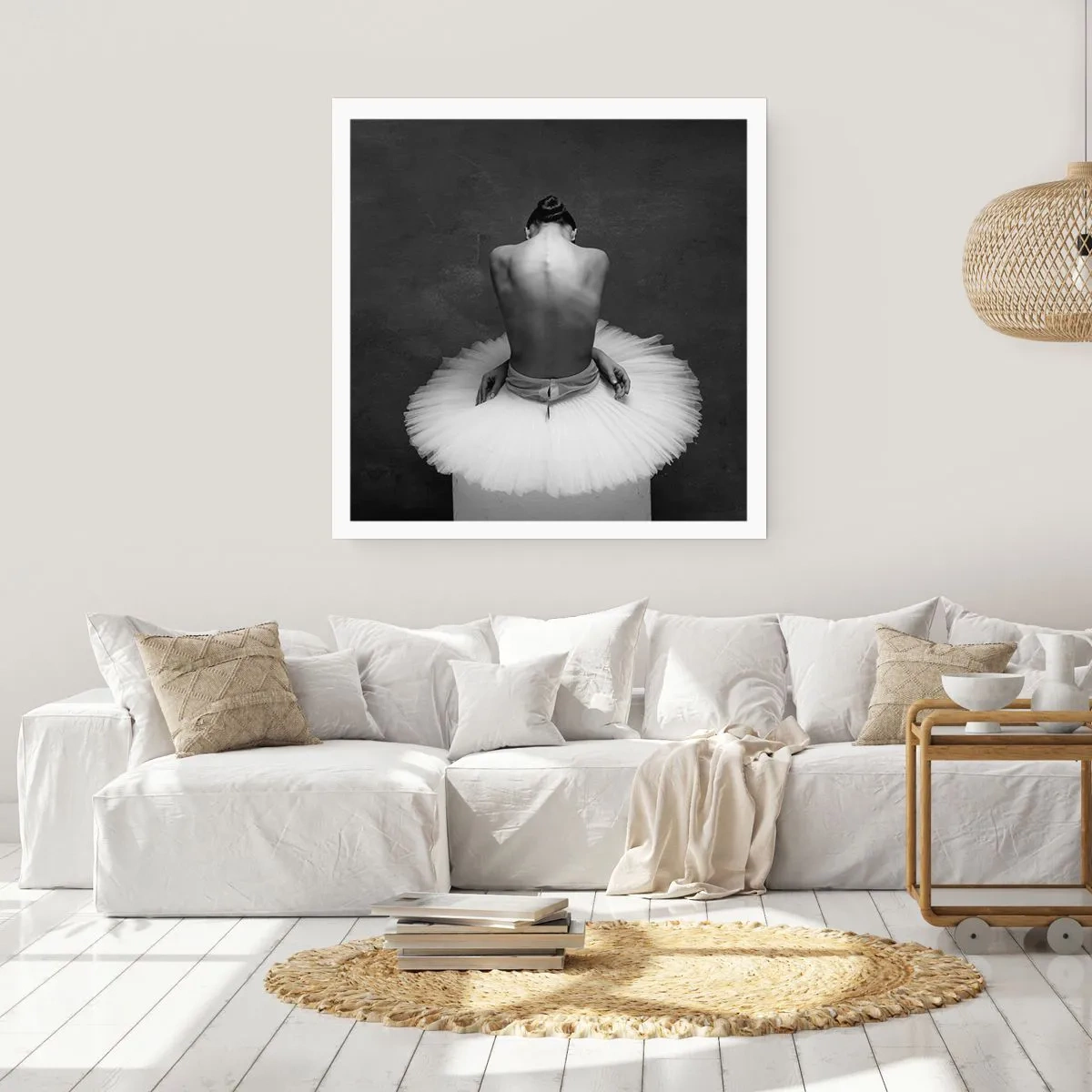 Póster - Rodeada de pétalos - 30x30 cm