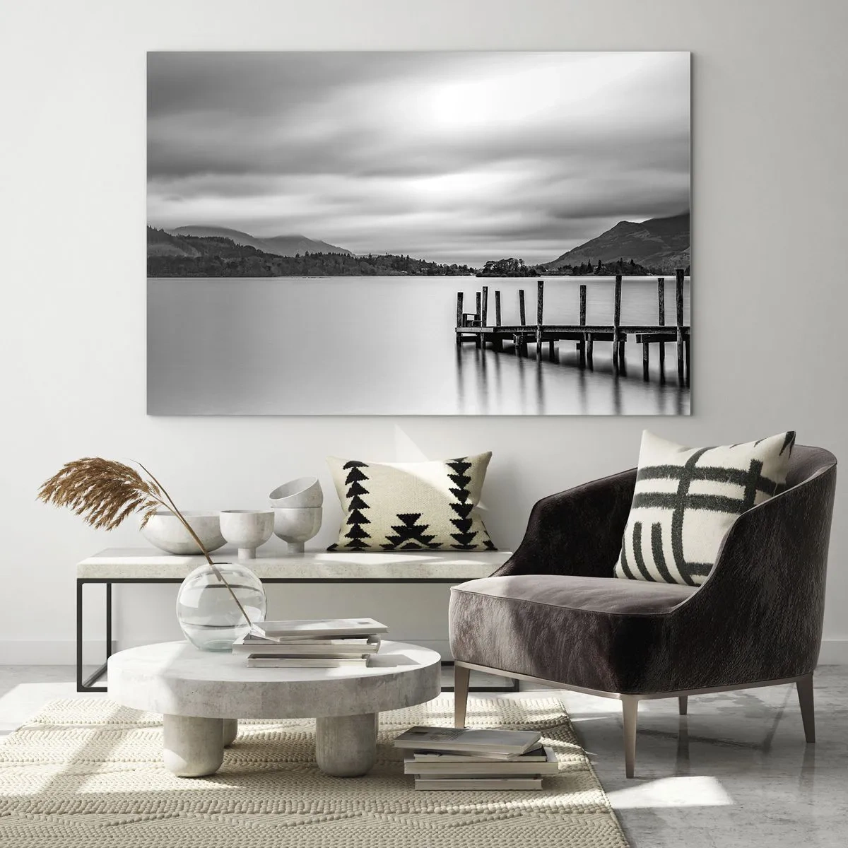 Cuadro sobre vidrio - Impresiones sobre Vidrio - Paisaje en blanco y negro con un lago y un muelle de madera. - 70x50cm - Dulzura y la fuerza - Decoración de pared moderna para salón y dormitorio ARTTOR