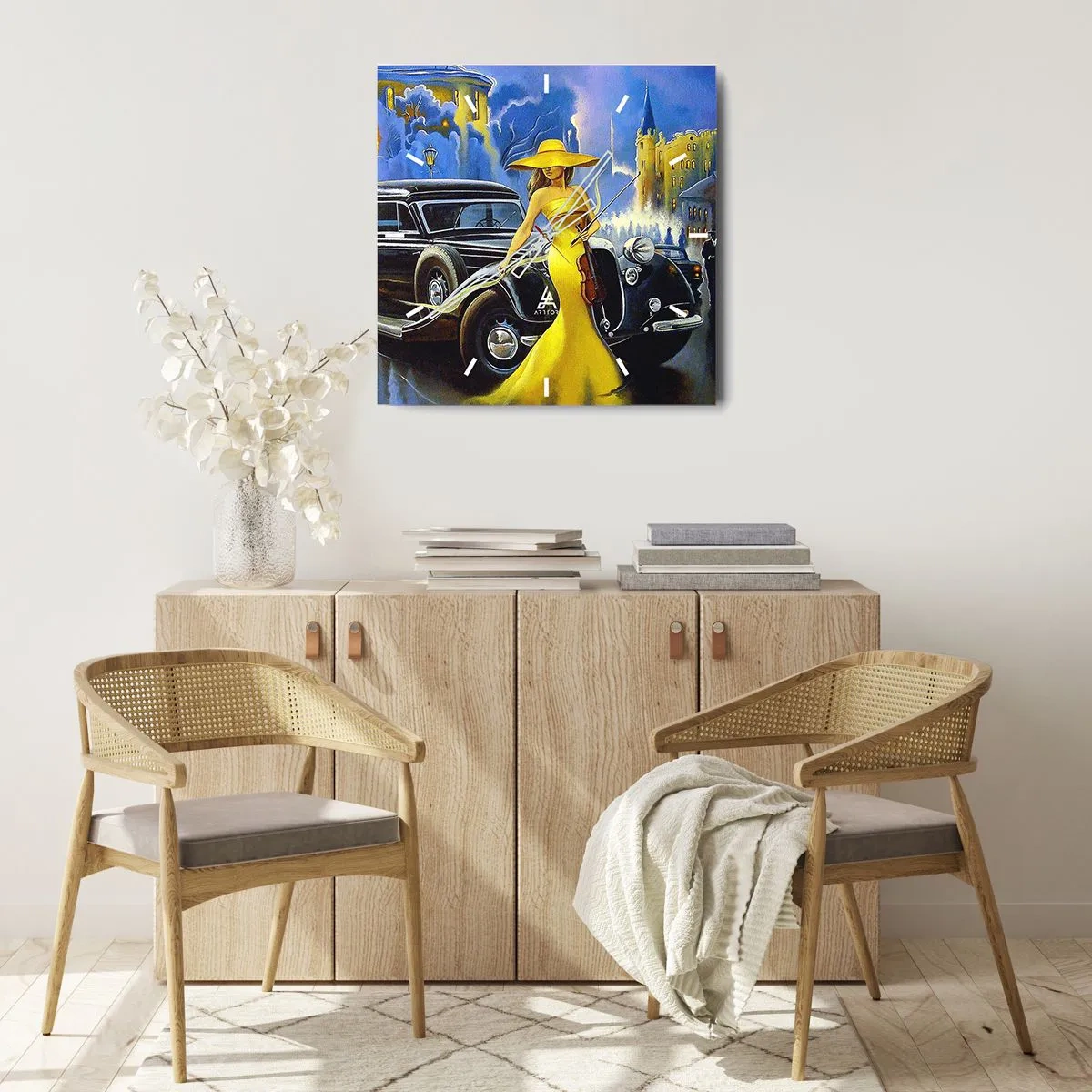 Reloj de pared - Reloj de vidrio - Una mujer con un vestido amarillo con un violín junto a un coche retro. - 30x30cm - Noche de violín y pasión - Decoración de pared moderna para salón y dormitorio ARTTOR