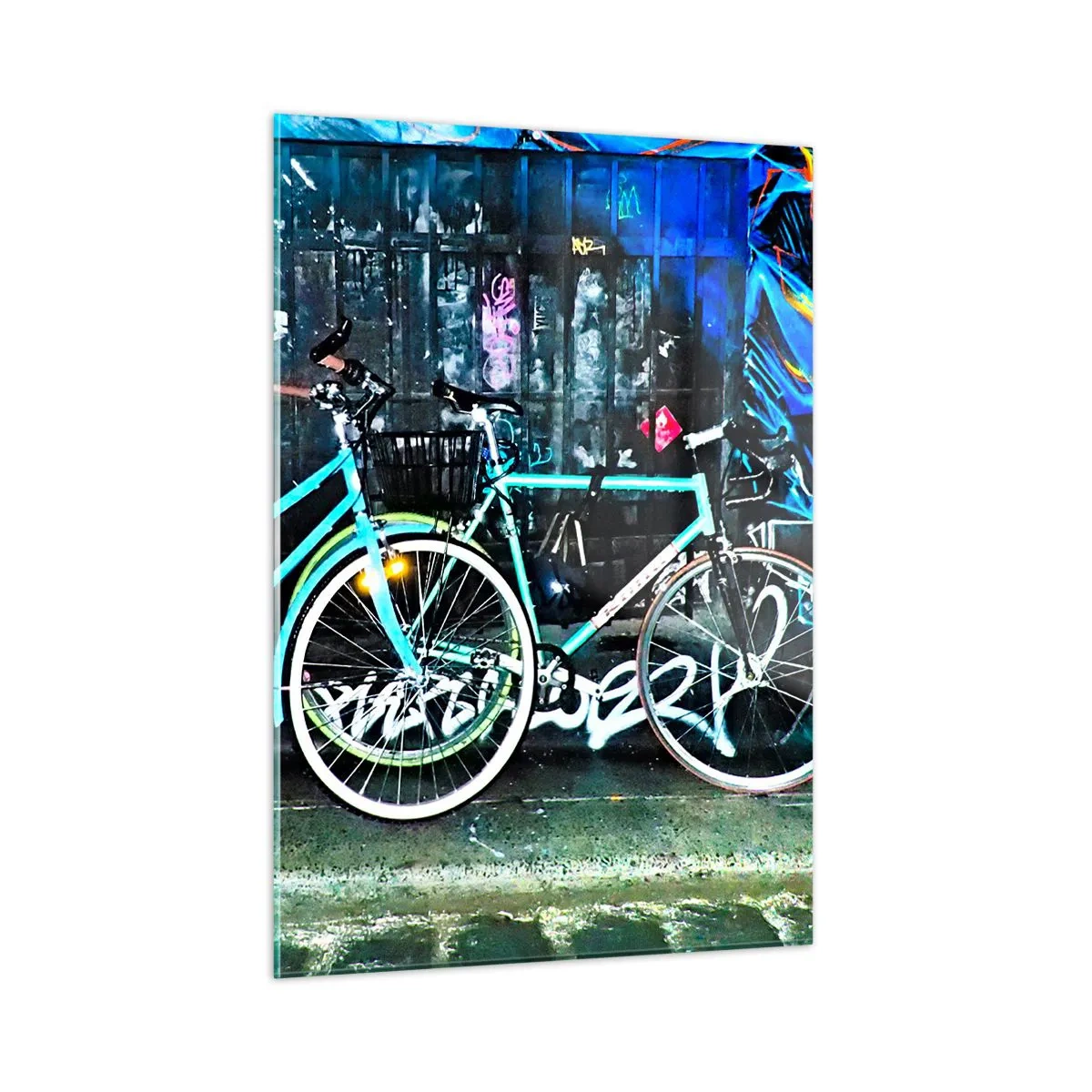 Cuadro sobre vidrio - Impresiones sobre Vidrio - Una bicicleta urbana con un fondo de grafitis y atmósfera de neón. - 50x70cm - La ciudad llama - Decoración de pared moderna para salón y dormitorio ARTTOR