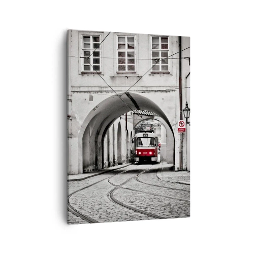 Cuadro sobre lienzo - Impresión de Imagen - Un tranvía en blanco y negro en una calle histórica de la ciudad. - 50x70cm - A través del laberinto urbano - Decoración de pared moderna para salón y dormitorio ARTTOR