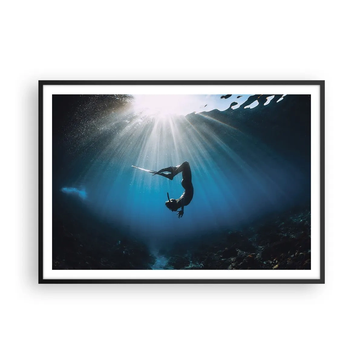 Póster en marco negro - Un buzo flotando en un haz de luz bajo el agua. - 100x70cm - Danza subacuática - Decoración de pared moderna para salón y dormitorio ARTTOR