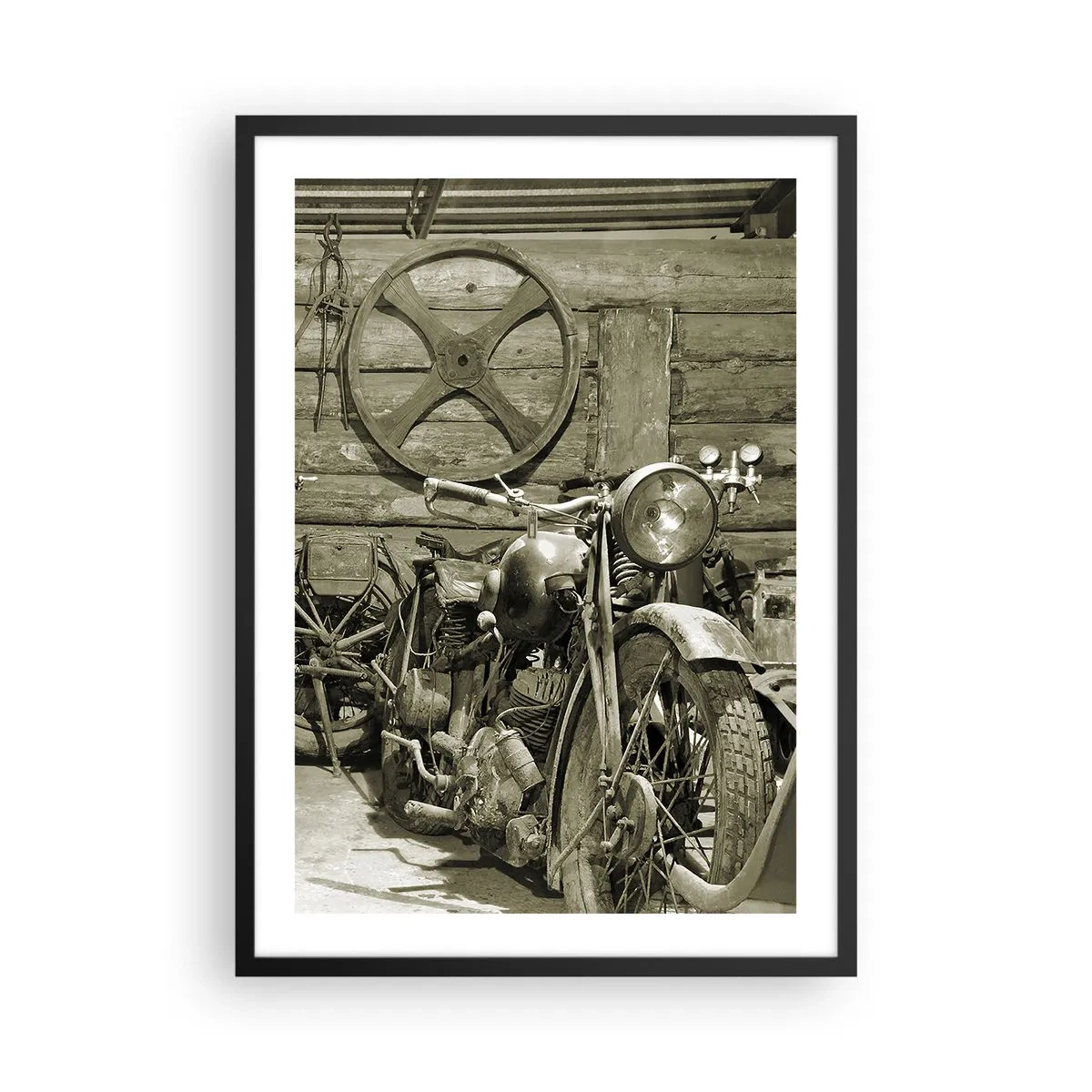 Póster en marco negro - Una motocicleta vieja en un cobertizo de madera con una rueda al fondo. - 50x70cm - En el trastero del abuelo - Decoración de pared moderna para salón y dormitorio ARTTOR