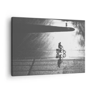 Cuadro sobre lienzo - Impresión de Imagen - Silueta en blanco y negro de un ciclista en una calle mojada - 70x50cm - Adelante, a través de la ciudad - Decoración de pared moderna para salón y dormitorio ARTTOR