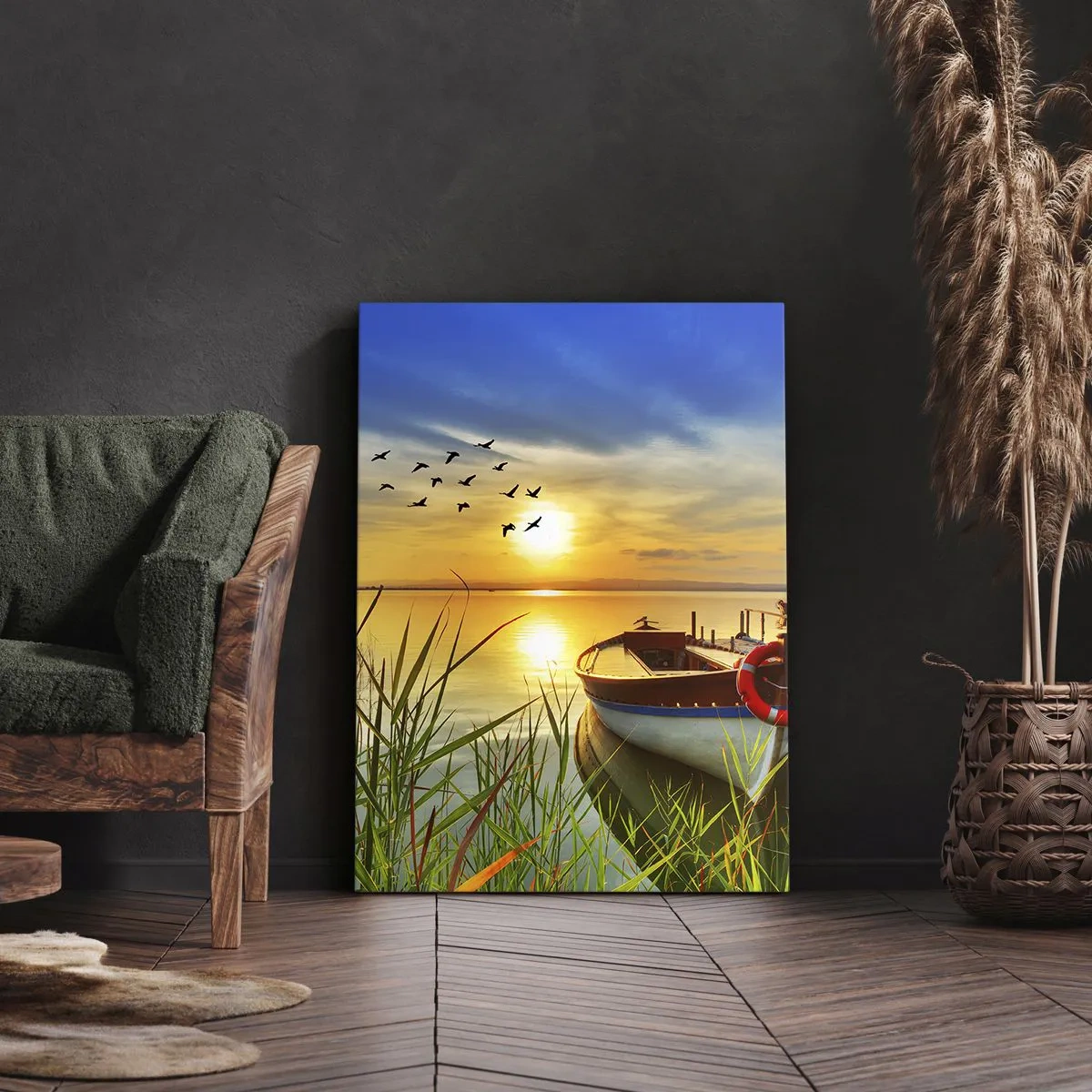 Cuadro sobre lienzo - Impresión de Imagen - Un barco en la orilla de un lago al atardecer. - 50x70cm - Los cormoranes están volando - Decoración de pared moderna para salón y dormitorio ARTTOR