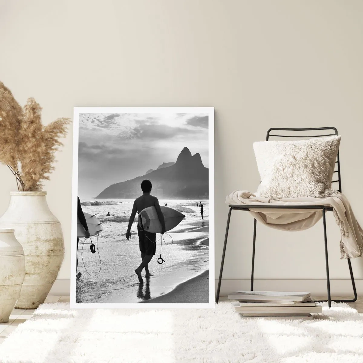 Póster - Un surfista en la playa en una fotografía en blanco y negro. - 50x70cm - Samba para una ola - Decoración de pared moderna para salón y dormitorio ARTTOR