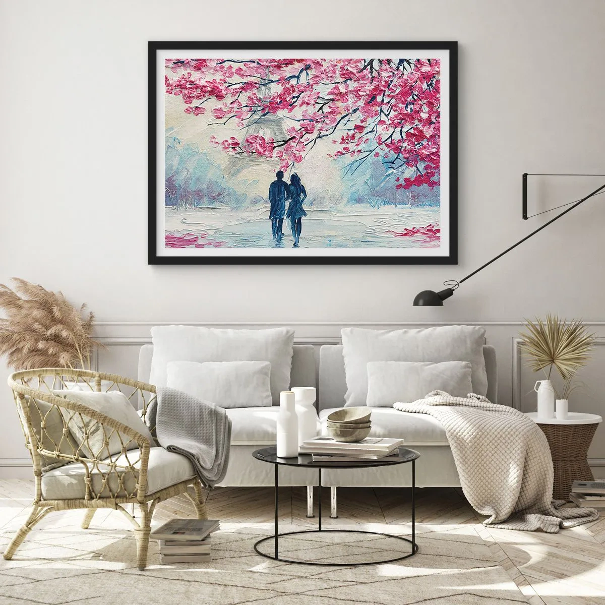 Póster en marco negro - Una pareja bajo árboles rosados en flor en un entorno romántico. - 100x70cm - Un paseo romántico - Decoración de pared moderna para salón y dormitorio ARTTOR