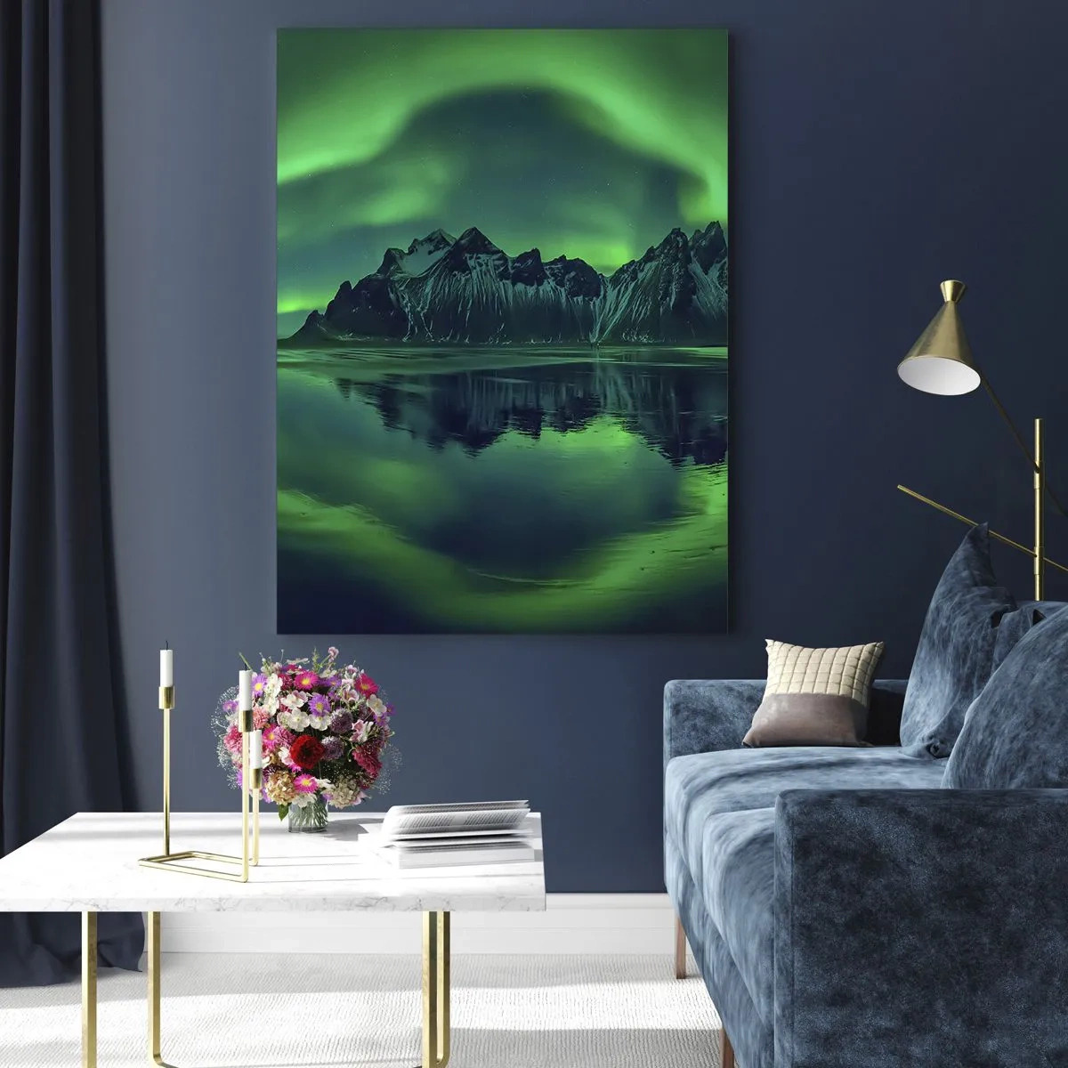 Cuadro sobre vidrio - Impresiones sobre Vidrio - La aurora boreal flotando sobre un paisaje montañoso y reflejándose en el agua. - 50x70cm - En los brazos de la aurora - Decoración de pared moderna para salón y dormitorio ARTTOR