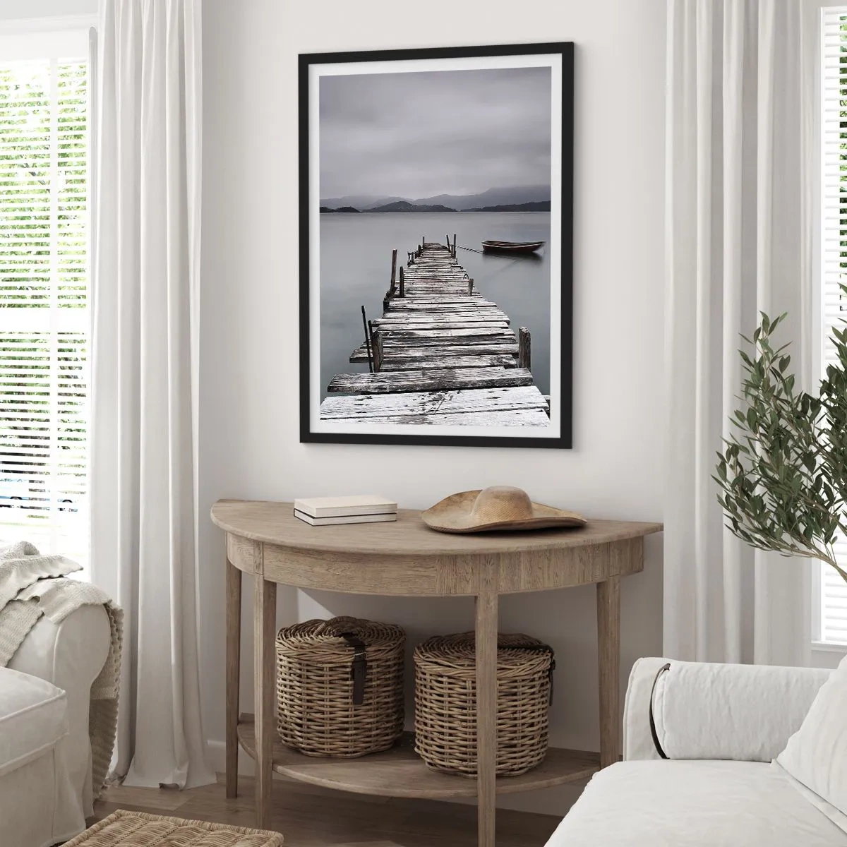 Póster en marco negro - Un viejo muelle con un barco en aguas tranquilas. - 50x70cm - Mañana partimos - Decoración de pared moderna para salón y dormitorio ARTTOR