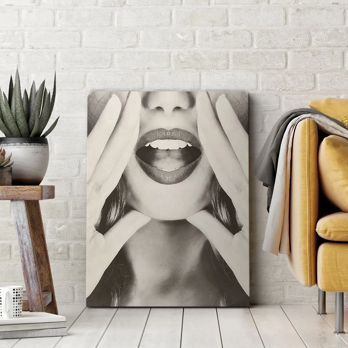 Cuadro sobre lienzo - Impresión de Imagen - Retrato en blanco y negro de una mujer con labios y manos expresivos. - 70x100cm - ¡Ya estoy en camino! - Decoración de pared moderna para salón y dormitorio ARTTOR